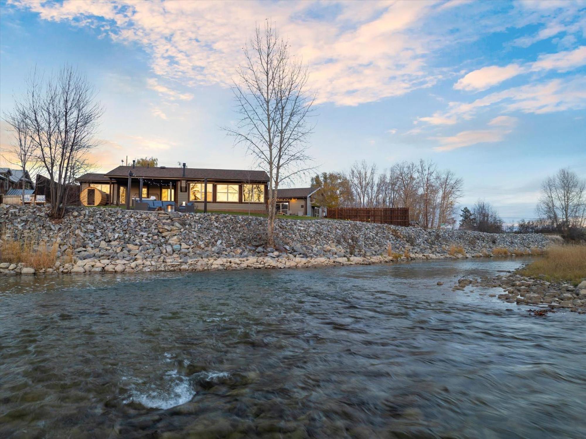 River'S Edge Riverfront With Hot Tub Sauna & Game Room Kalispell Exterior photo