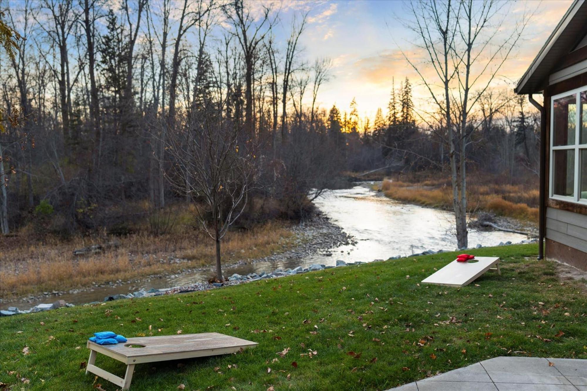 River'S Edge Riverfront With Hot Tub Sauna & Game Room Kalispell Exterior photo