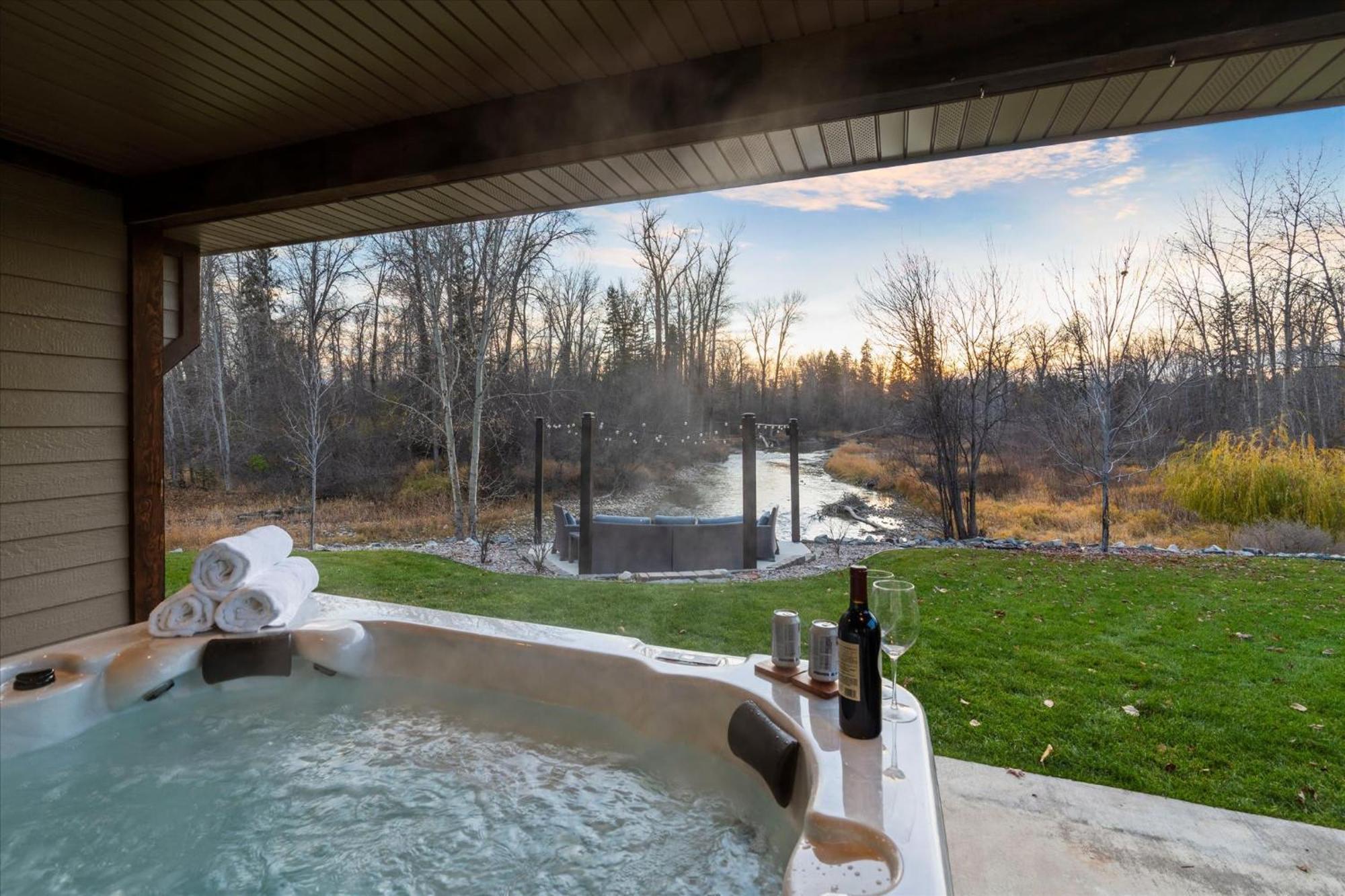 River'S Edge Riverfront With Hot Tub Sauna & Game Room Kalispell Exterior photo