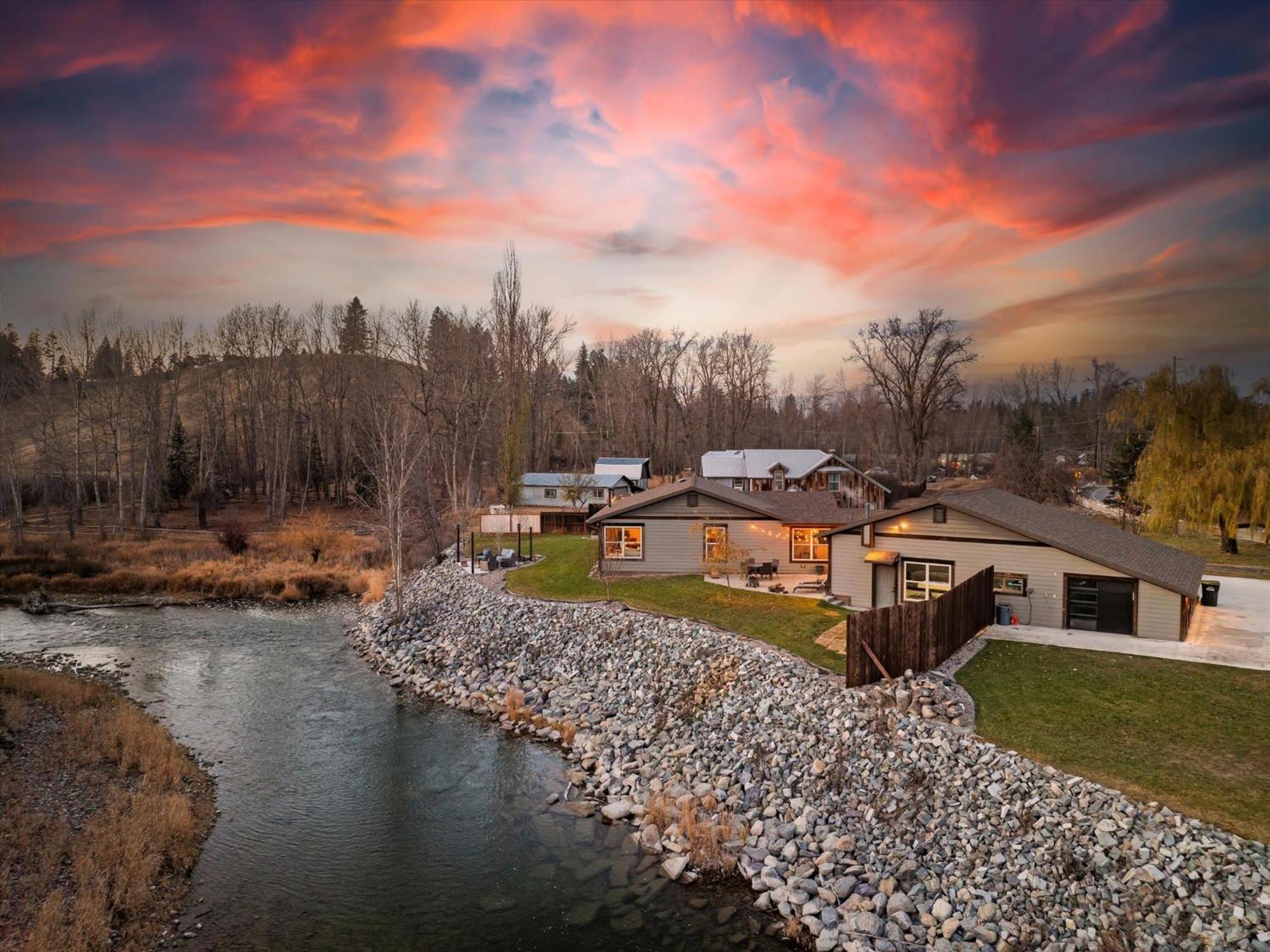 River'S Edge Riverfront With Hot Tub Sauna & Game Room Kalispell Exterior photo