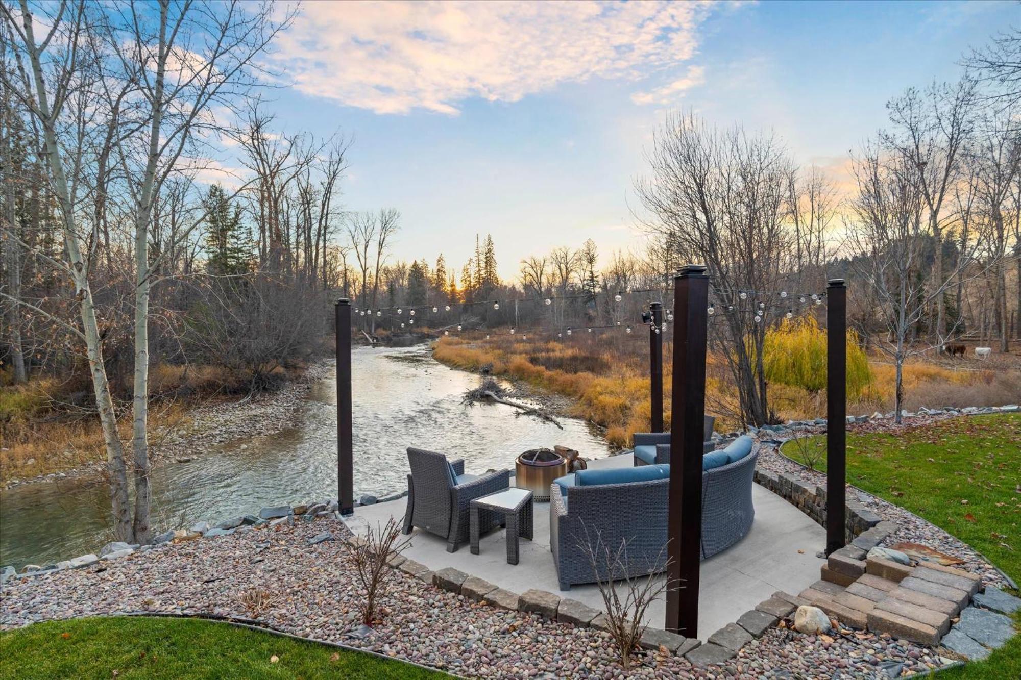 River'S Edge Riverfront With Hot Tub Sauna & Game Room Kalispell Exterior photo