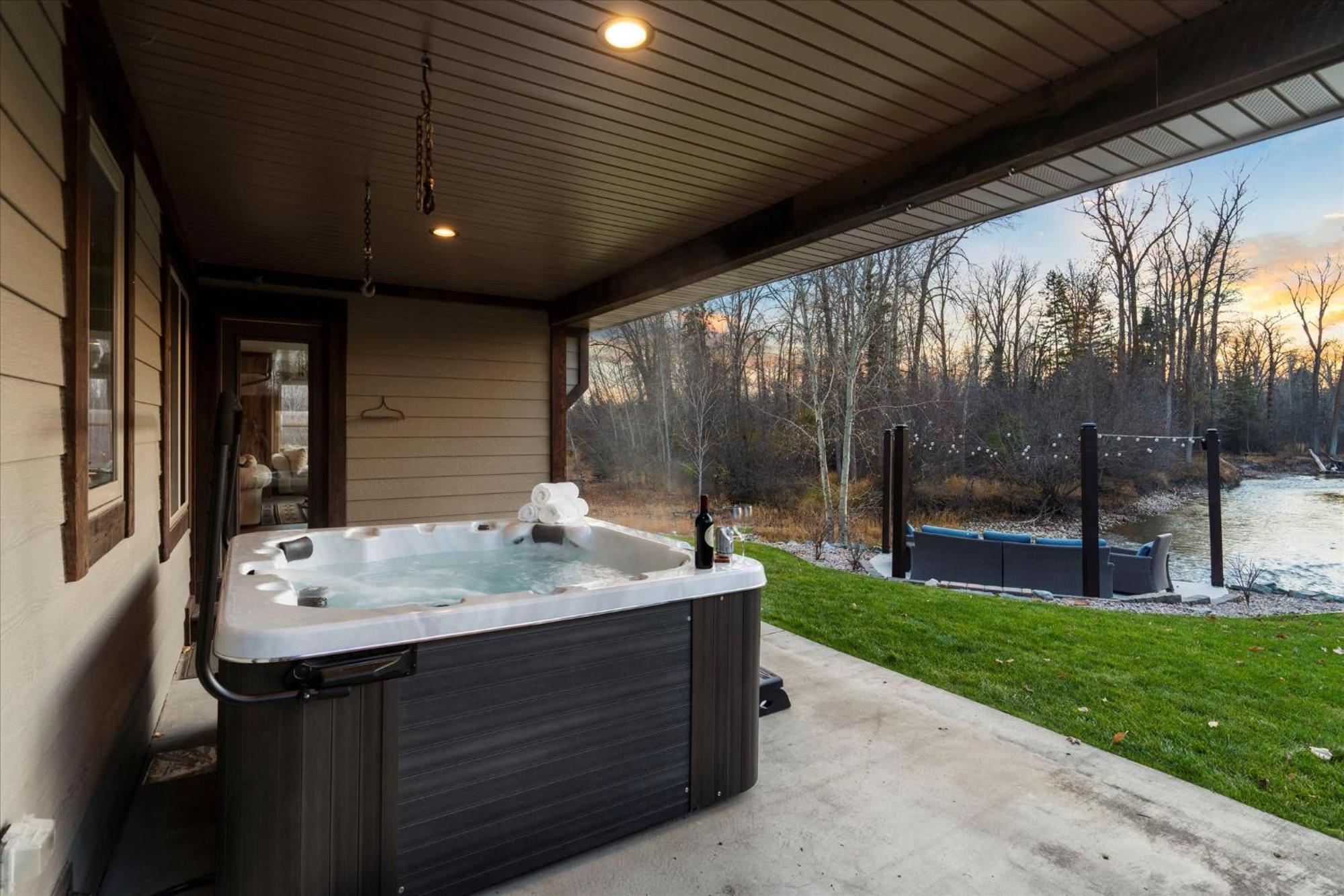 River'S Edge Riverfront With Hot Tub Sauna & Game Room Kalispell Exterior photo