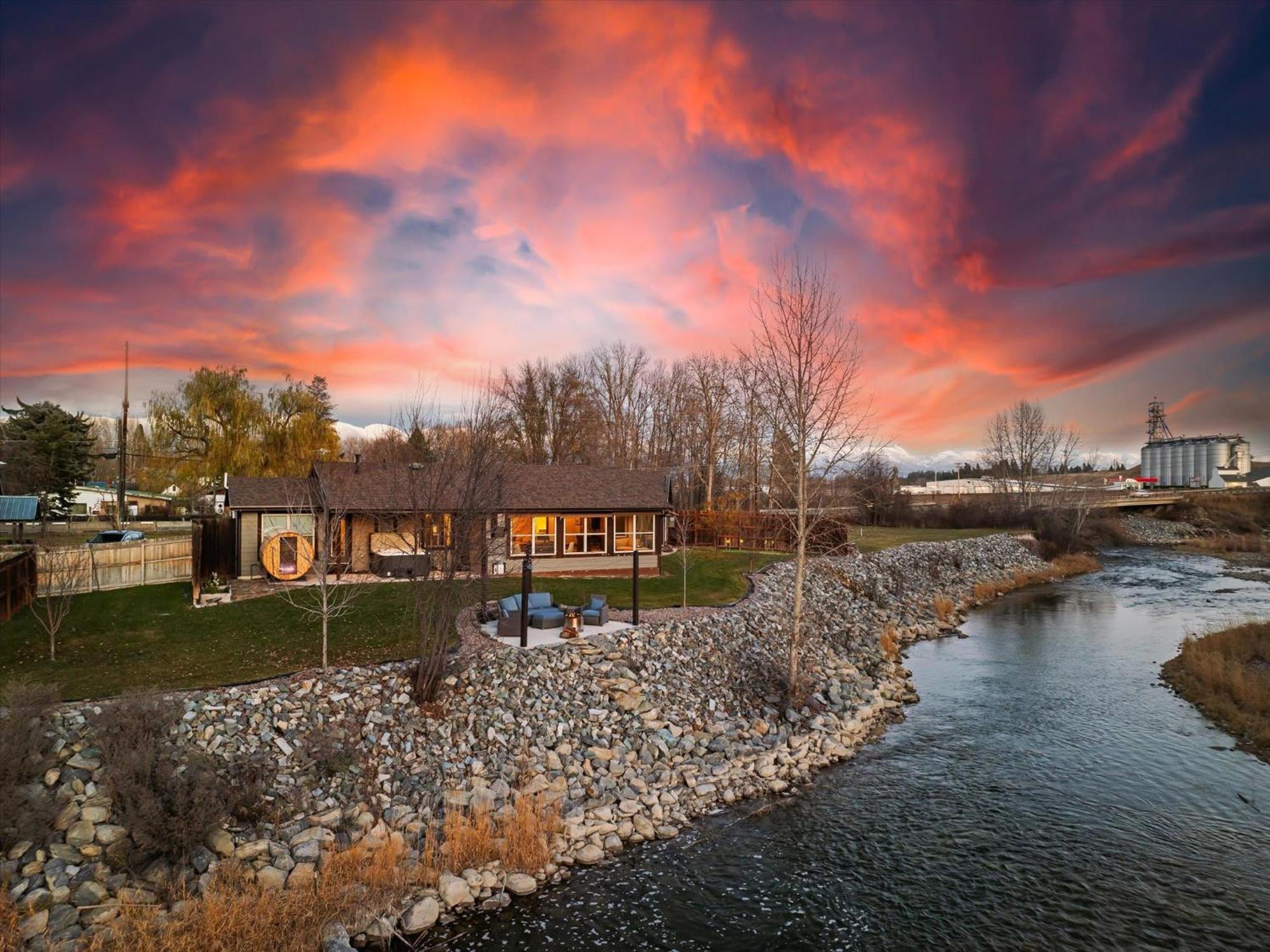 River'S Edge Riverfront With Hot Tub Sauna & Game Room Kalispell Exterior photo