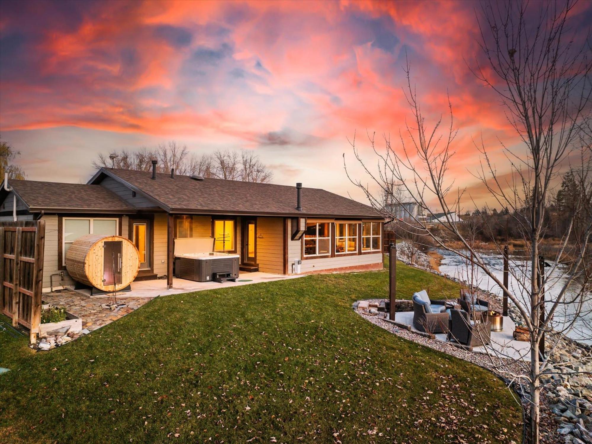 River'S Edge Riverfront With Hot Tub Sauna & Game Room Kalispell Exterior photo